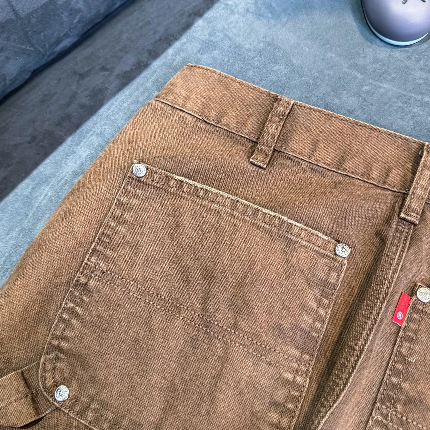 P300 Chrome Hearts Chrome Hearts Brown Logging Purple Multi-Leather Jeans Multi-leather Label Work Jeans CH Jeans All need to be washed and then disassembled and hand-stitched with sheepskin cross leather and then spliced together to complete. The whole process is too complicated to describe. About Chrome Hearts This is an extremely luxurious fashion brand that can also be called the aristocrat of the high street. It has always been an exclusive brand for some hipsters or the rich second generation. Compared with ordinary high streets, it is more luxurious and noble. Compared with luxury brands, it has a more fashionable personality. It has always been a brand that I have a special liking for. Color: Brown Size: 28 30 32 34 36